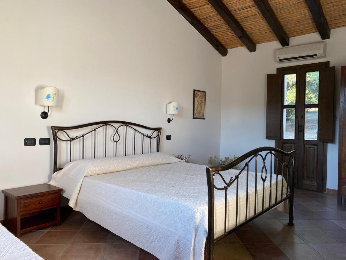 Li Paduleddi Country Guest House ออลเบีย ภายนอก รูปภาพ